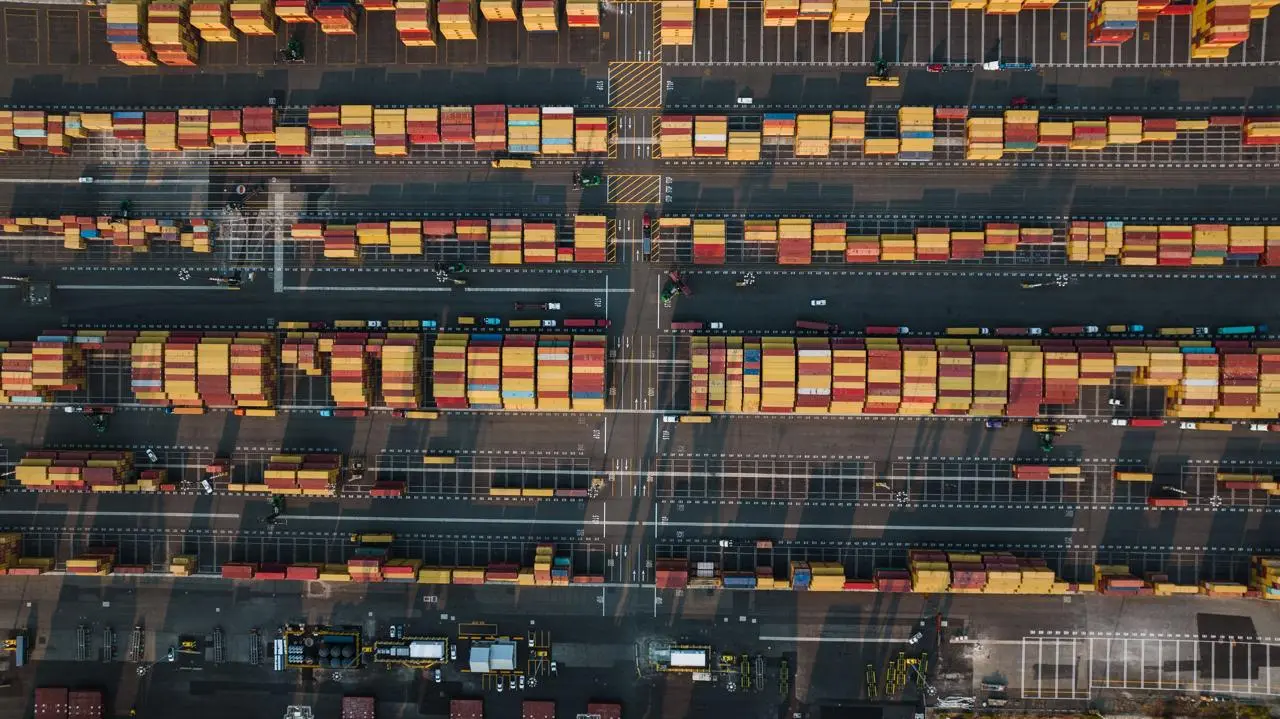 Terminal à conteneurs organisé, vu du ciel.